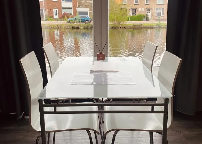 Bed & Breakfast Boathouse With Bikes 4*